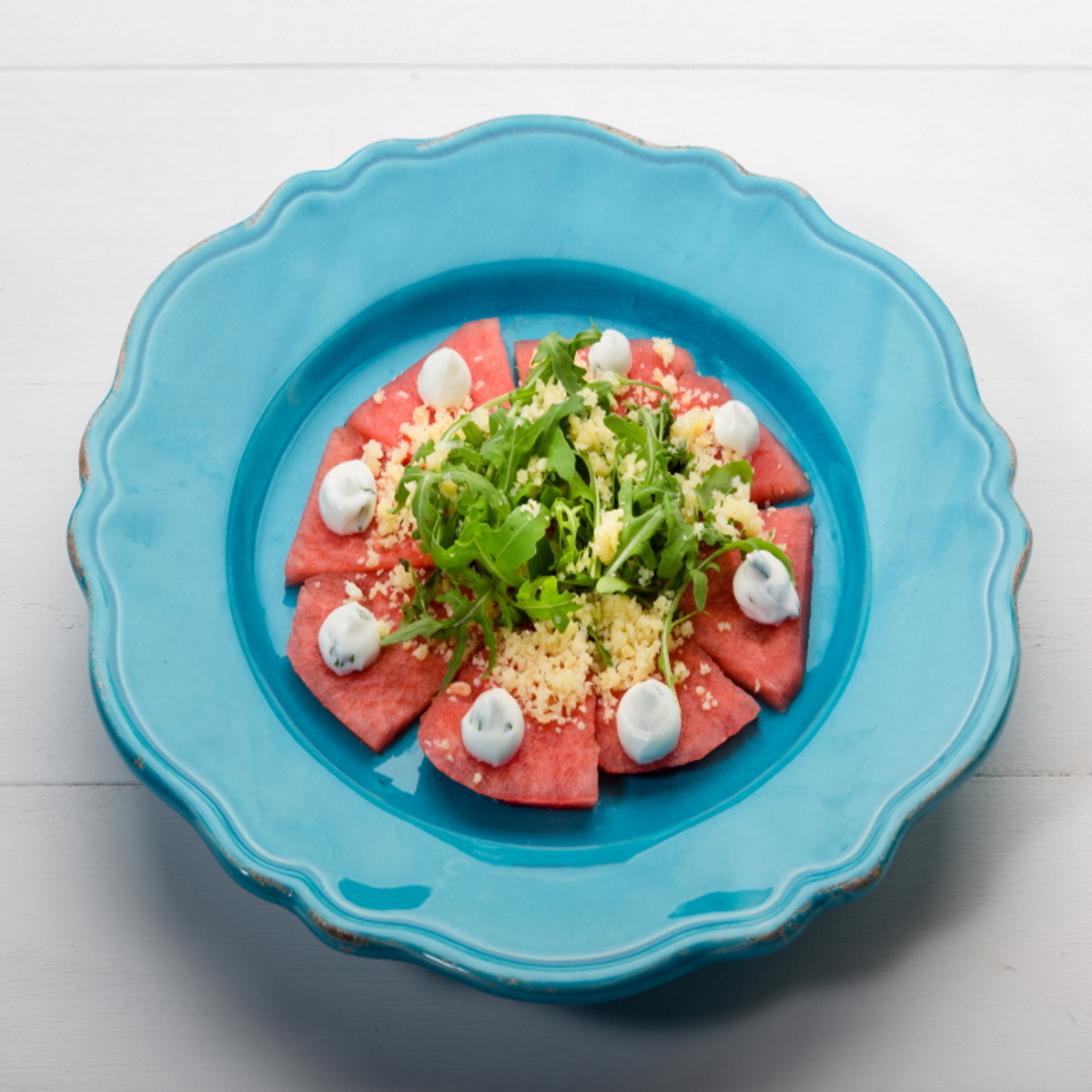 Carpaccio de sandía, rúcula,  salsa de yogur y Grana Padano