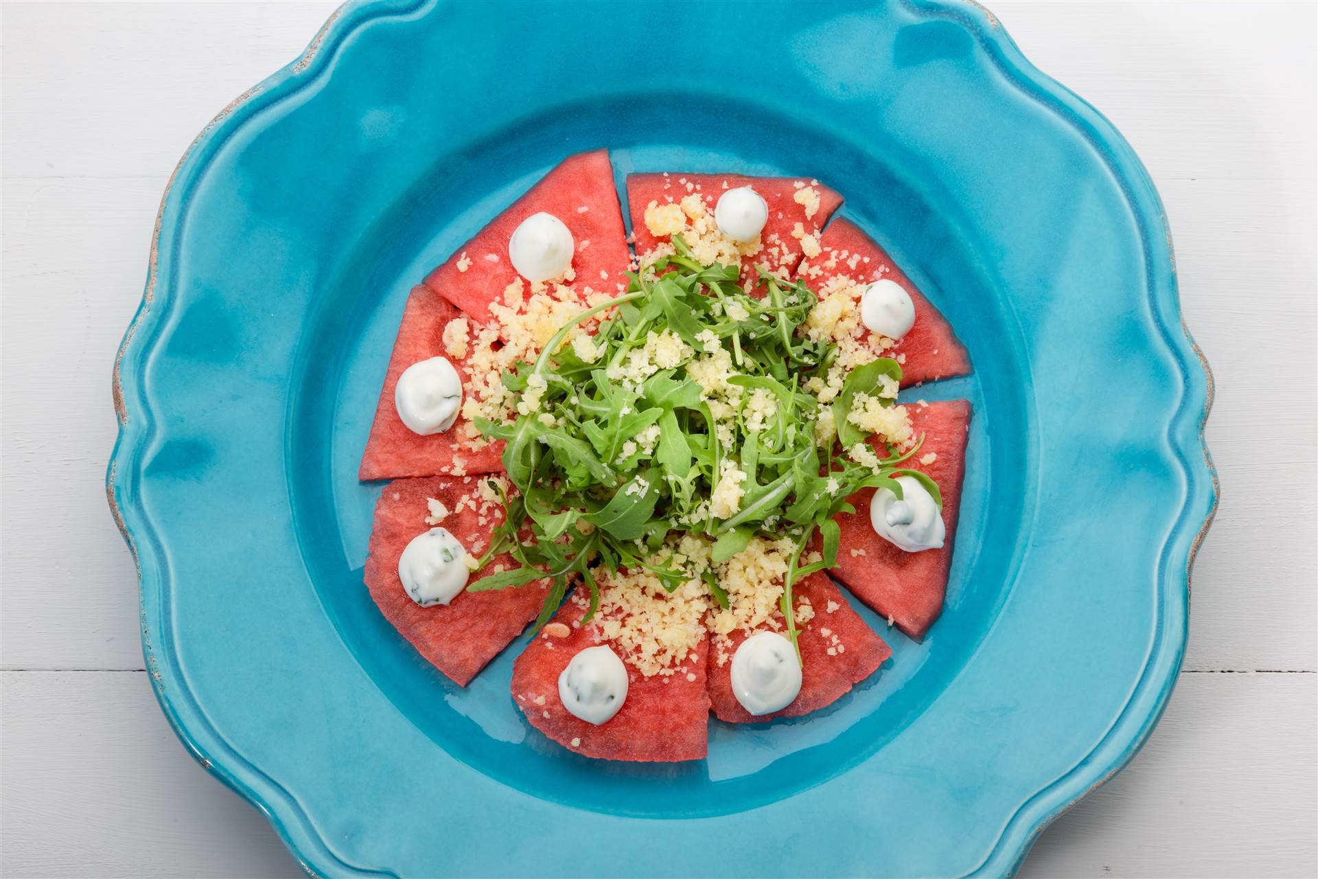 Carpaccio de sandía, rúcula,  salsa de yogur y Grana Padano