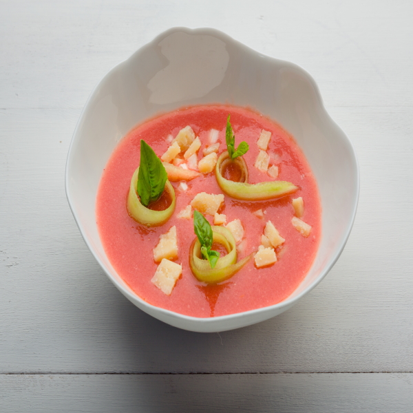 Gazpacho di pomodori e lamponi, cetriolo marinato, Grana Padano Riserva e menta