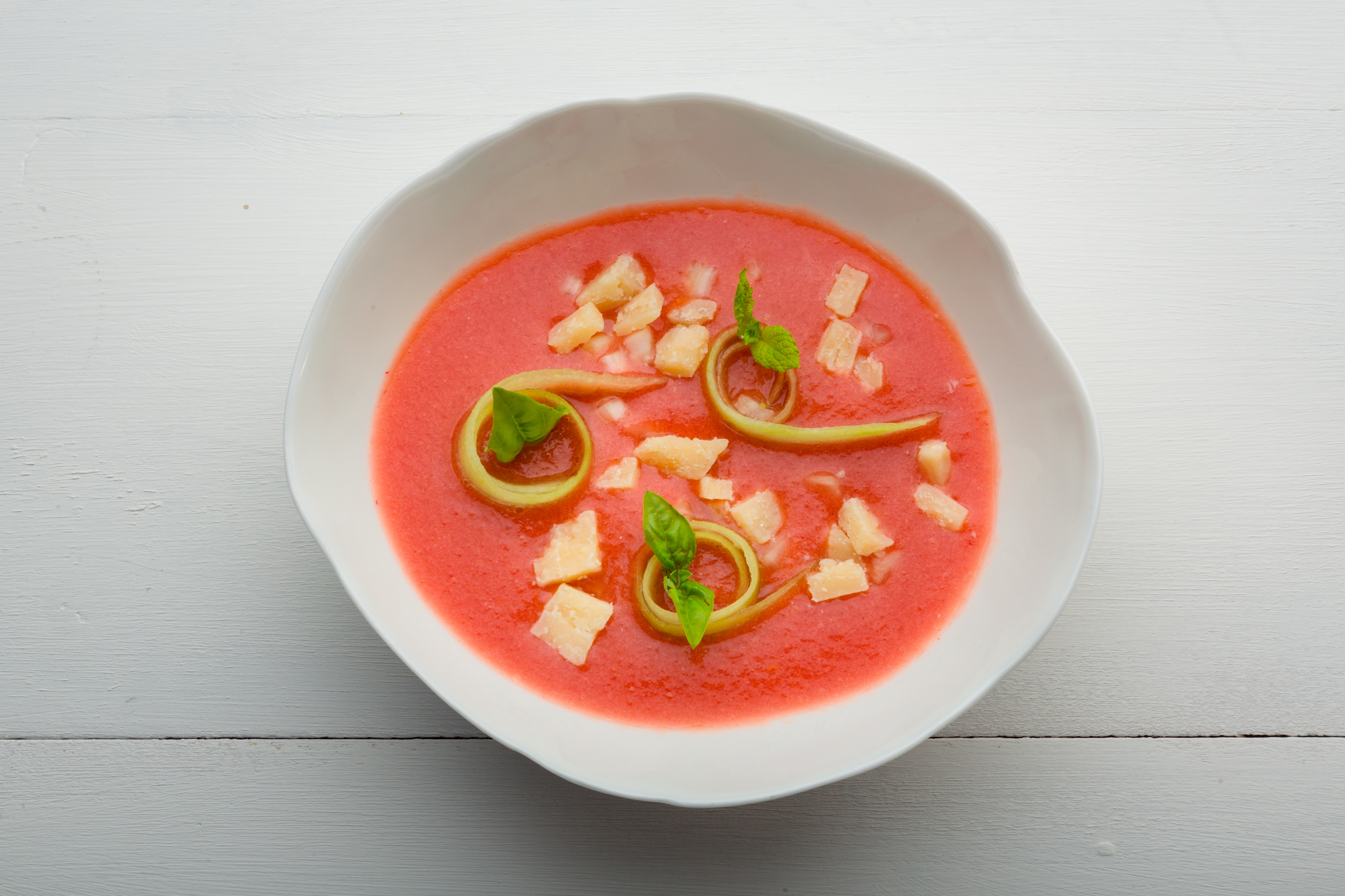 Gazpacho di pomodori e lamponi, cetriolo marinato, Grana Padano Riserva e menta