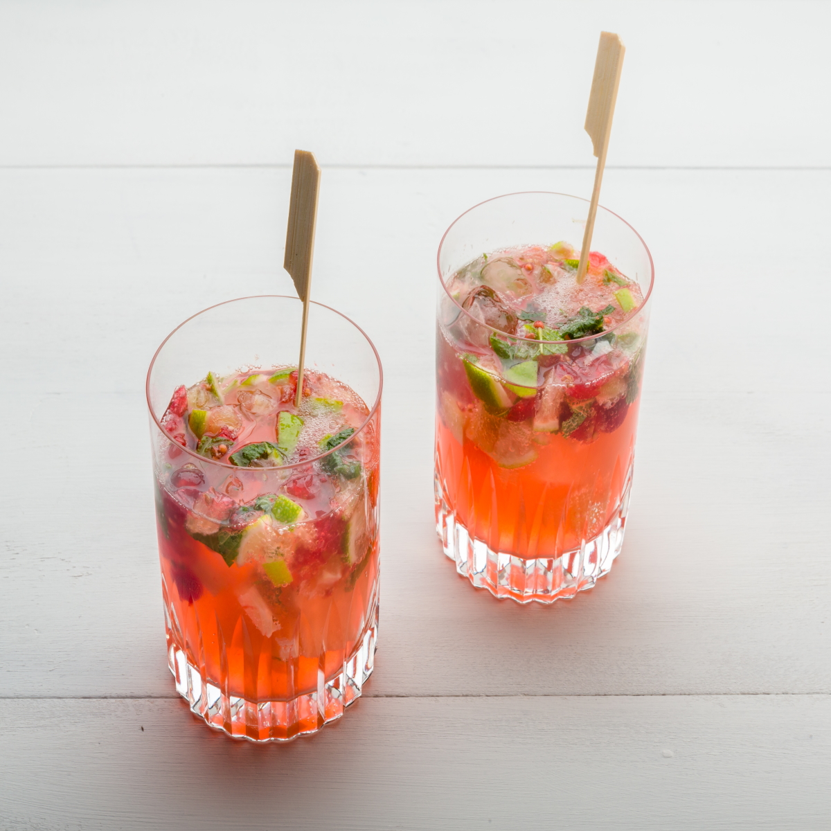 Mojito tonic analcolico con acqua tonica, lime, e ribes, spiedino di Grana Padano DOP Riserva marinato