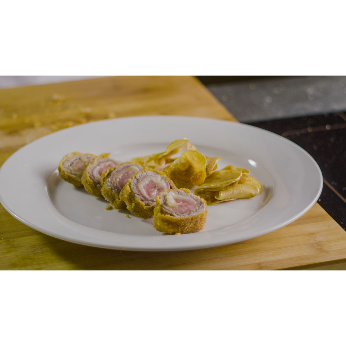 Veal parcels with prosciutto crudo, Grana Padano shavings and potato chips
