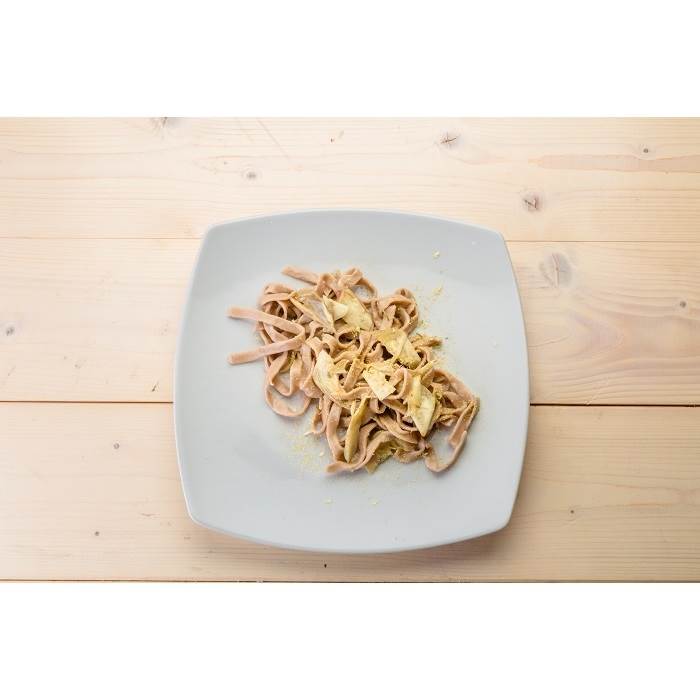 Tagliatelle de castaño con alcachofas, manzanilla y Grana Padano Oltre 16 mesi