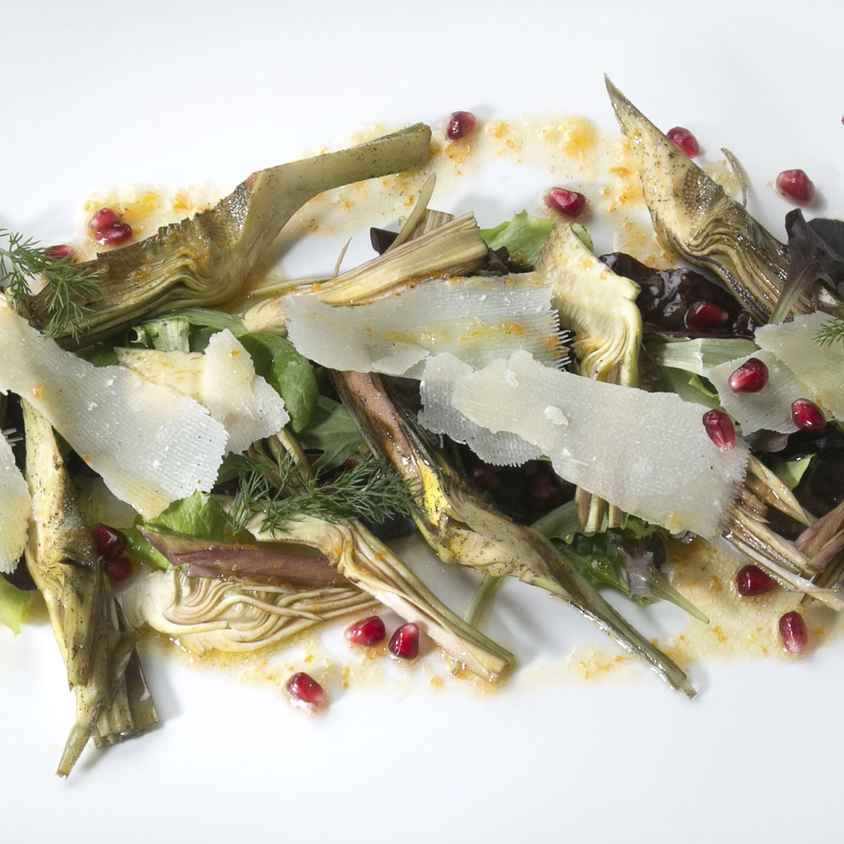 Insalata di carciofi cotti e crudi alla vaniglia, olio al mandarino e veli di Grana Padano 