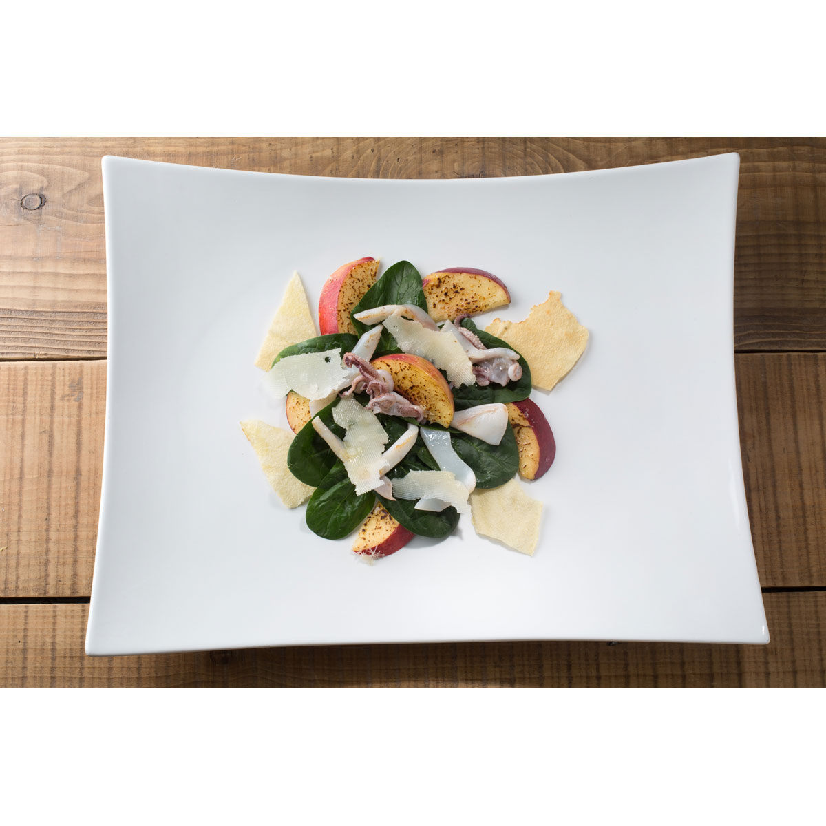 Insalata di spinaci e pesche, totani scottati e Grana Padano