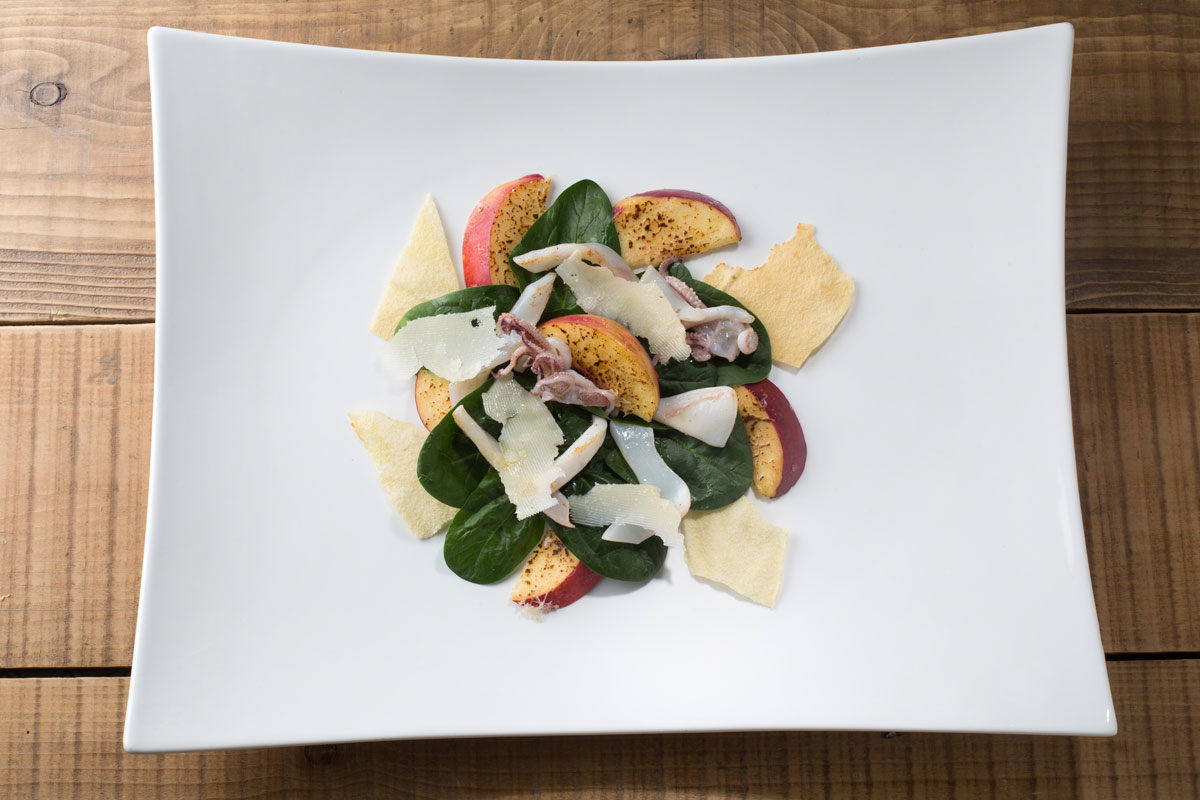 Insalata di spinaci e pesche, totani scottati e Grana Padano