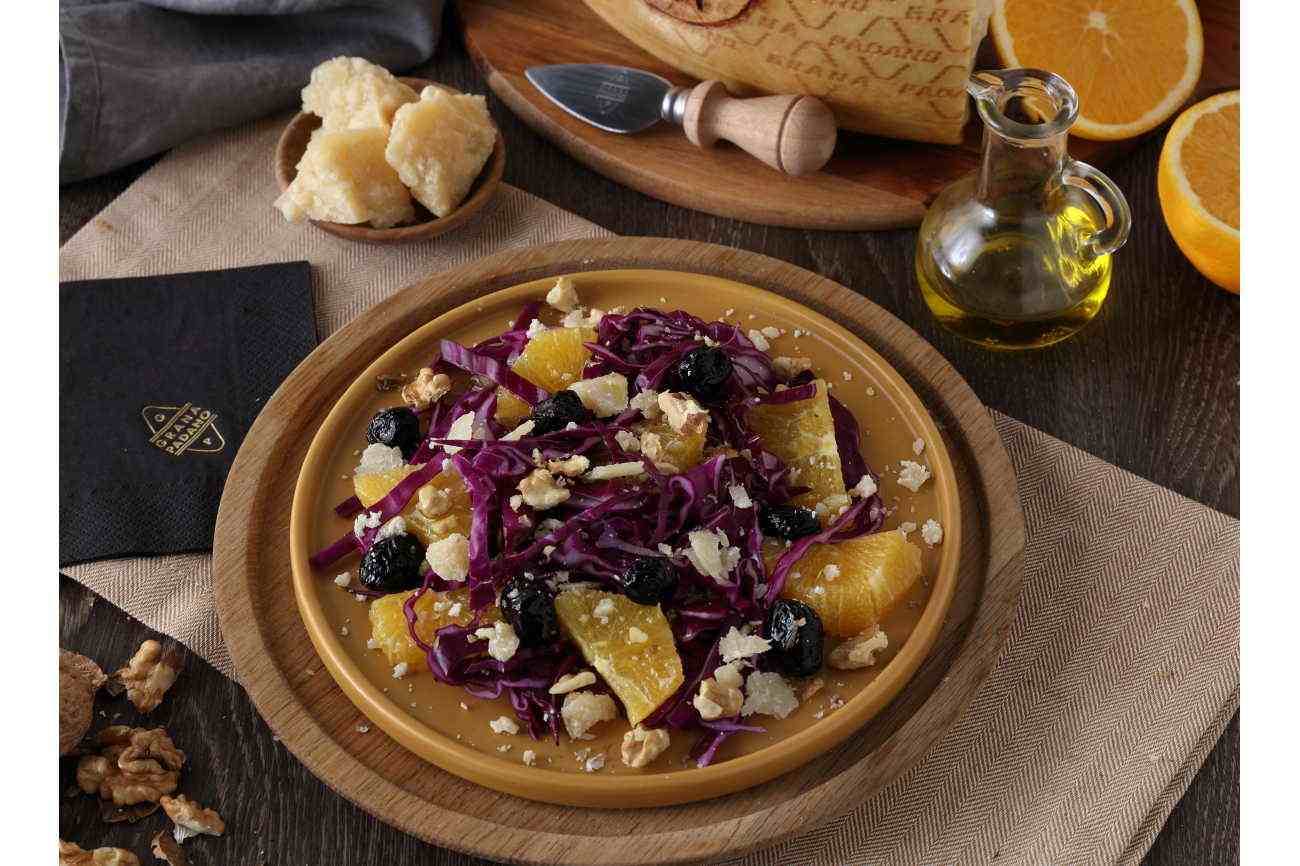 Salade de chou rouge aux oranges, olives, noix et Grana Padano Riserva