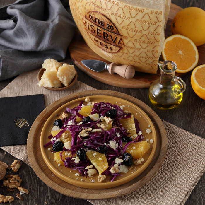 Insalata di cavolo rosso con arance, olive, noci e Grana Padano Riserva