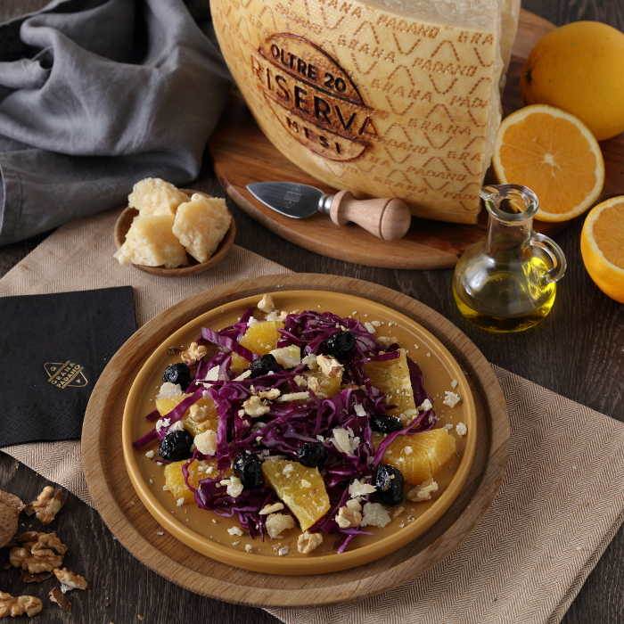 Rotkohlsalat mit Orangen, Oliven, Walnüssen und Grana Padano „Riserva”