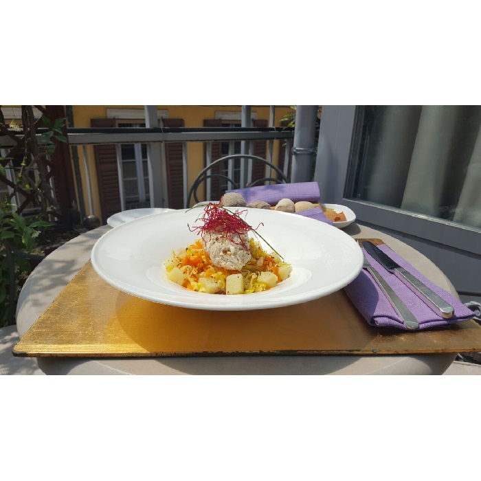 Insalata di Iceberg e julienne di carote con pollo mantecato al Grana Padano