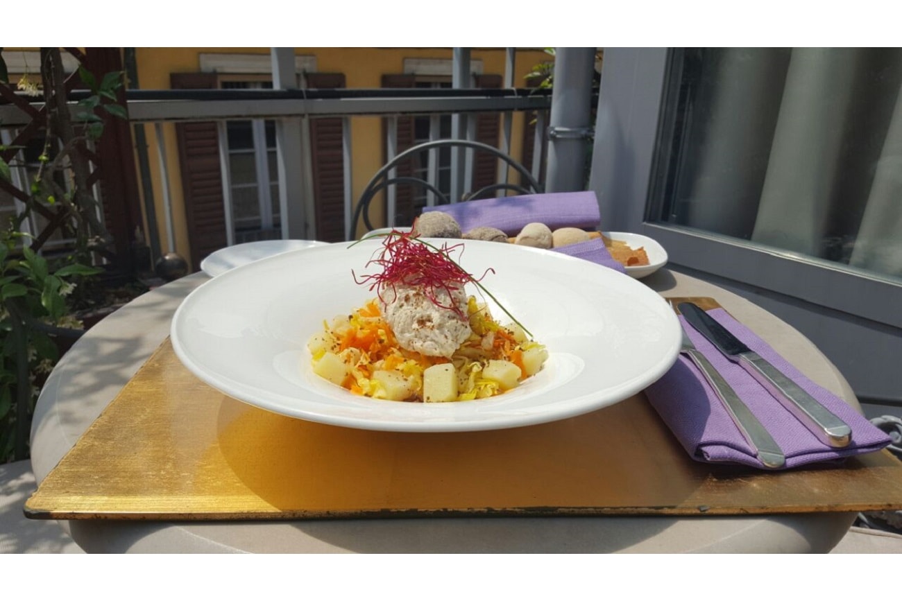 Salade iceberg et julienne de carottes, poulet au Grana Padano