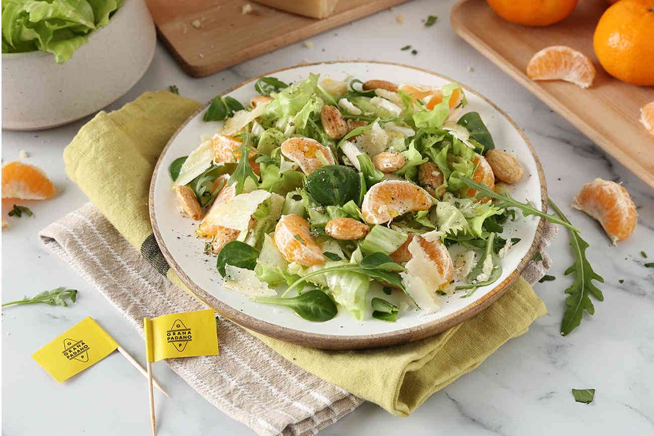 Endiviensalat mit Mandarinen, Grana Padano und gerösteten Mandeln ...