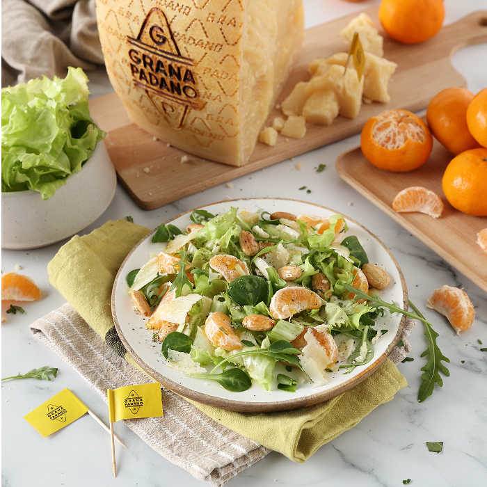 Endiviensalat mit Mandarinen, Grana Padano und gerösteten Mandeln 