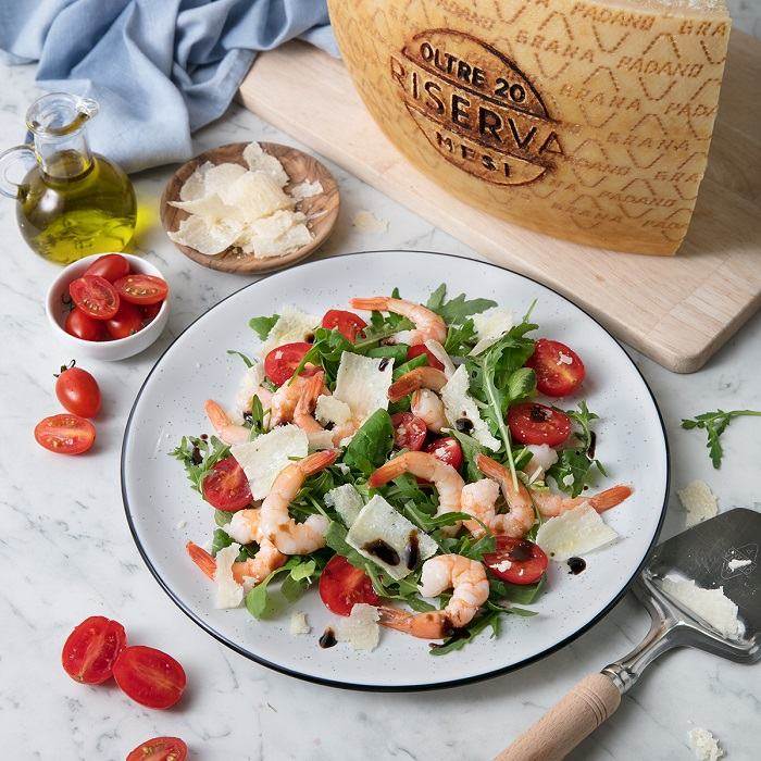 Insalata di mazzancolle con rucola, pomodorini, aceto balsamico e Grana Padano Riserva