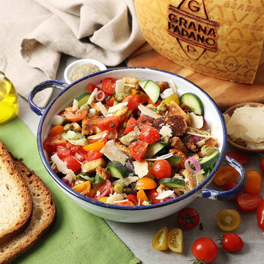 Knuspriger Brotsalat mit Tomaten, Gurken, roten Zwiebeln, Kapern und Grana Padano