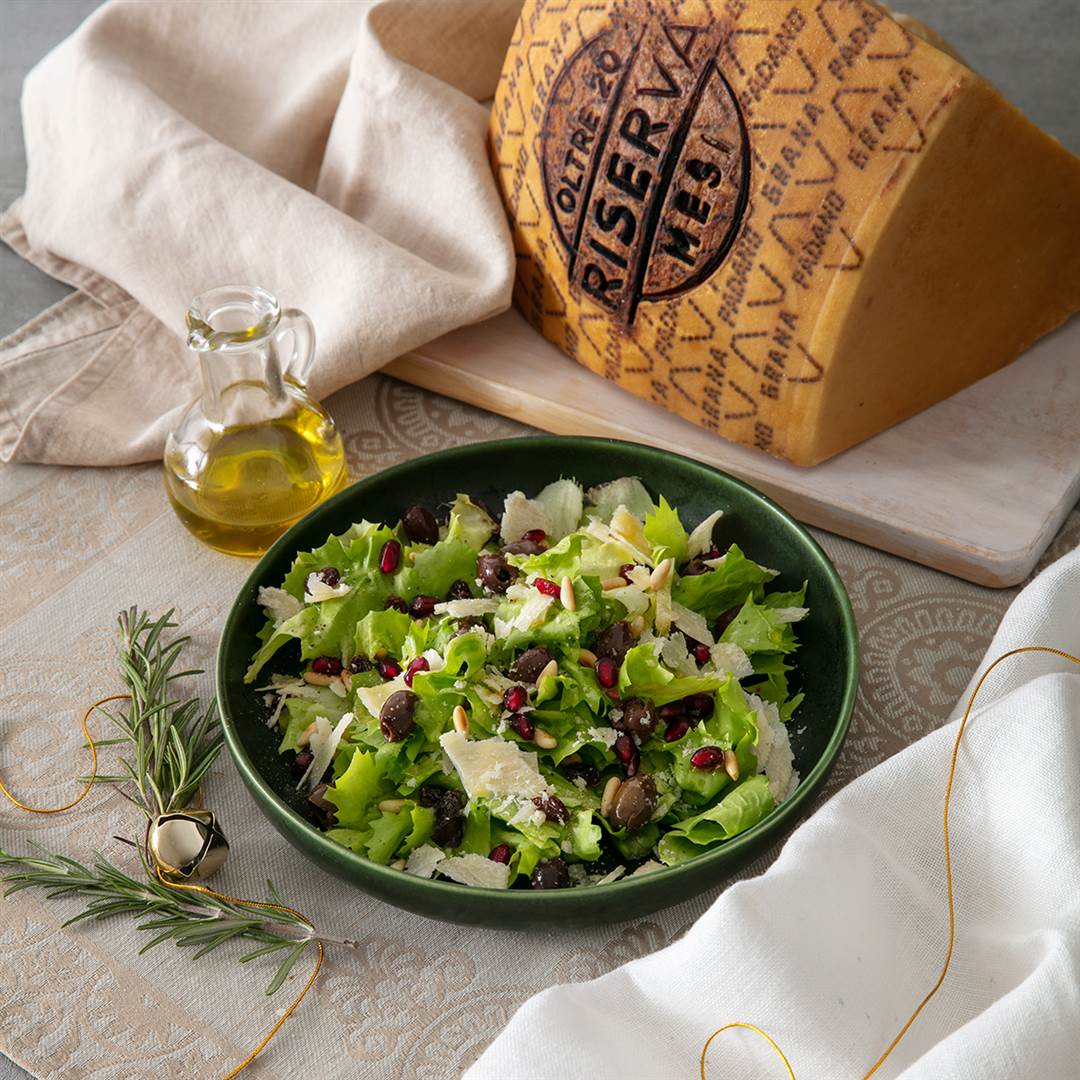 Insalata di scarola, pinoli tostati, uvetta, olive taggiasche, chicchi di melograno e Grana Padano Riserva