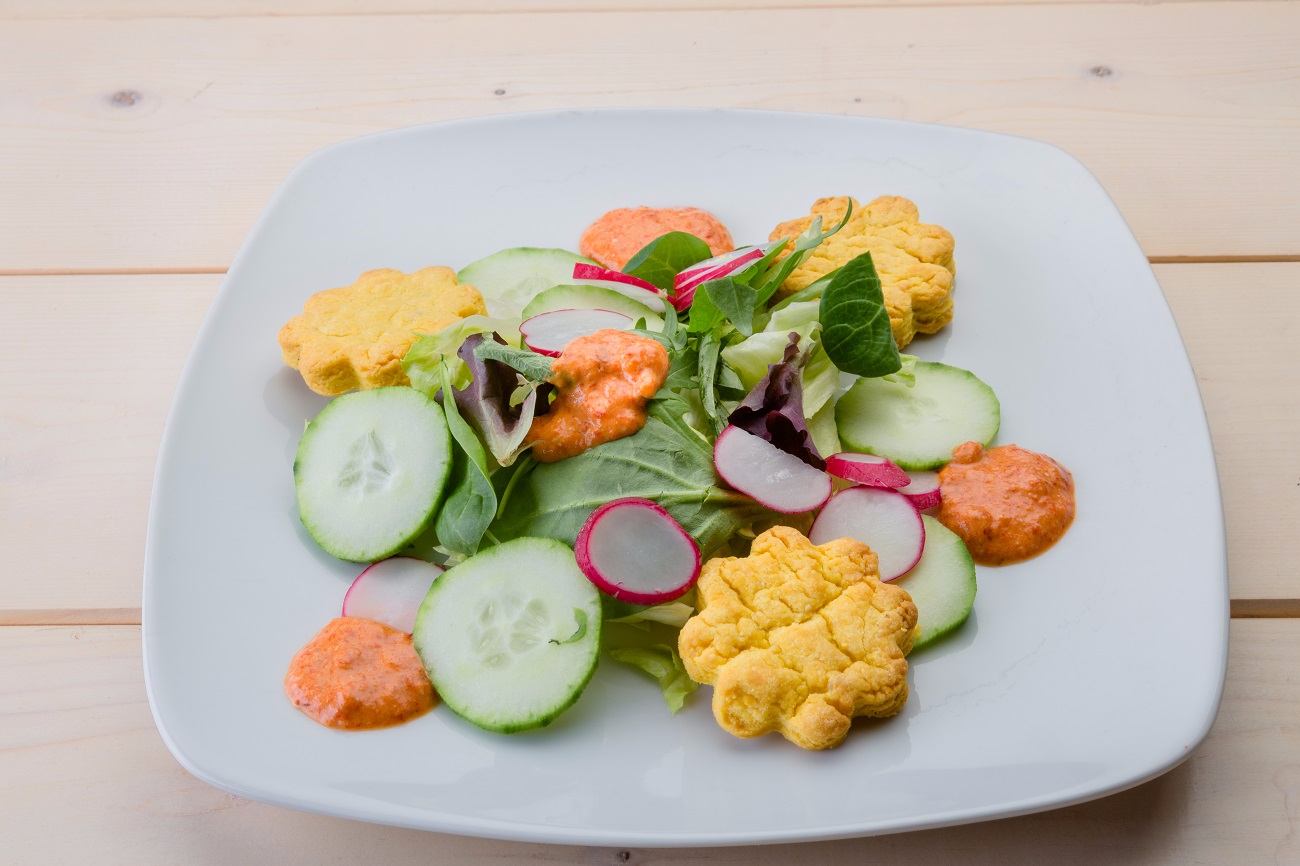 Insalata di lattuga, rapanelli e misticanza con salsa di peperoni arrostiti e biscotti al Grana Padano