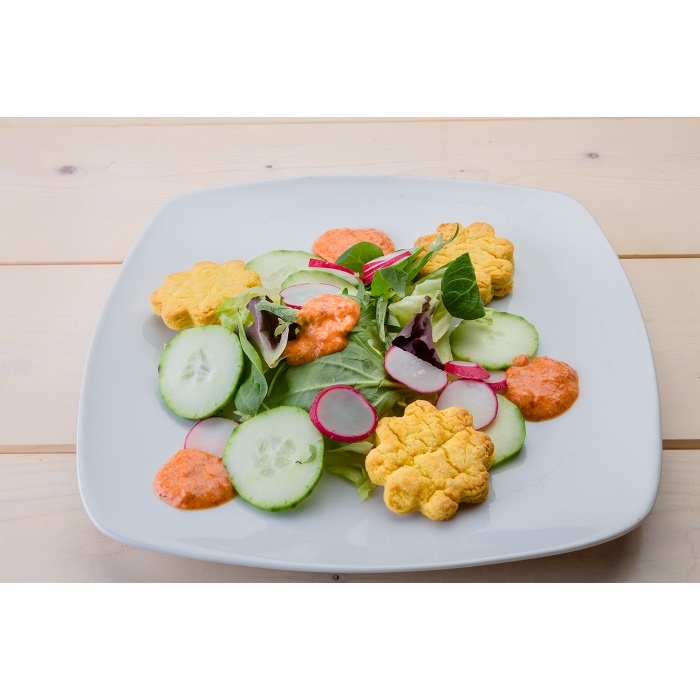 Insalata di lattuga, rapanelli e misticanza con salsa di peperoni arrostiti e biscotti al Grana Padano