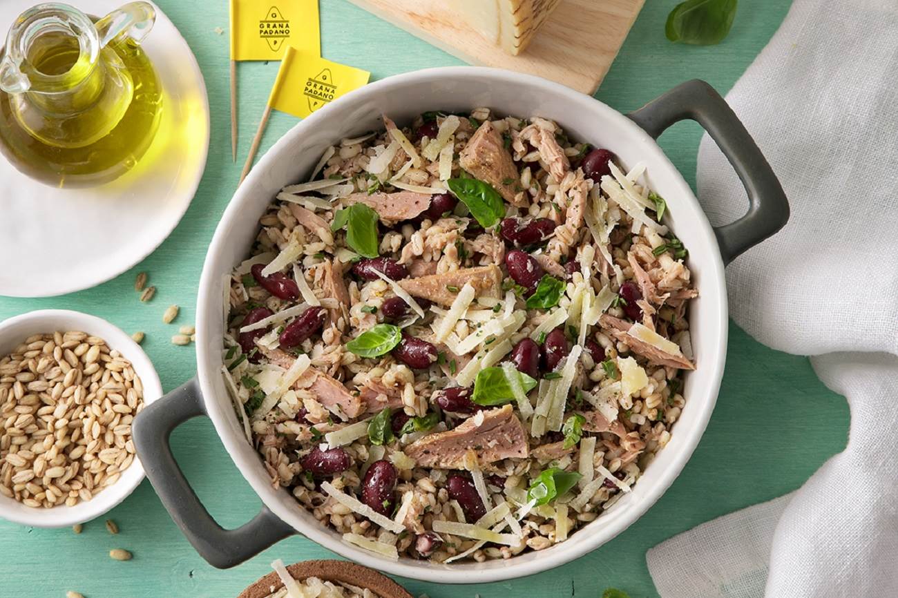 Graupensalat mit Thunfisch, Bohnen, Basilikum und Grana Padano