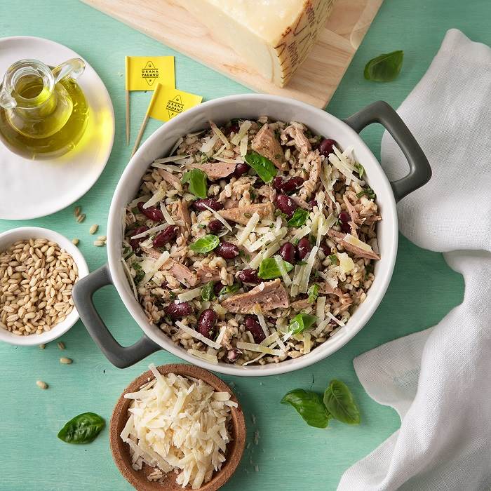 Graupensalat mit Thunfisch, Bohnen, Basilikum und Grana Padano