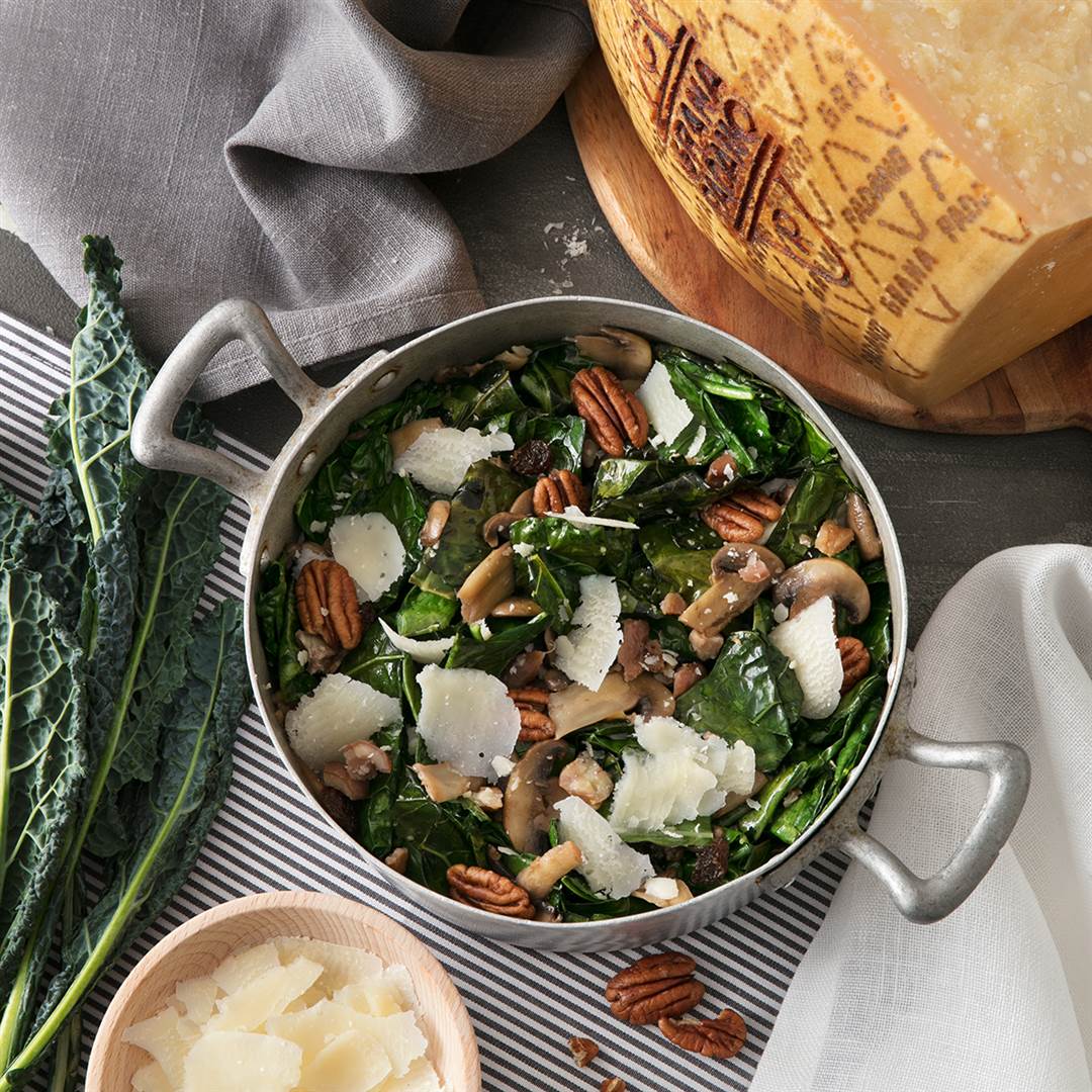 Insalata saporita di cavolo nero e scaglie di Grana Padano
