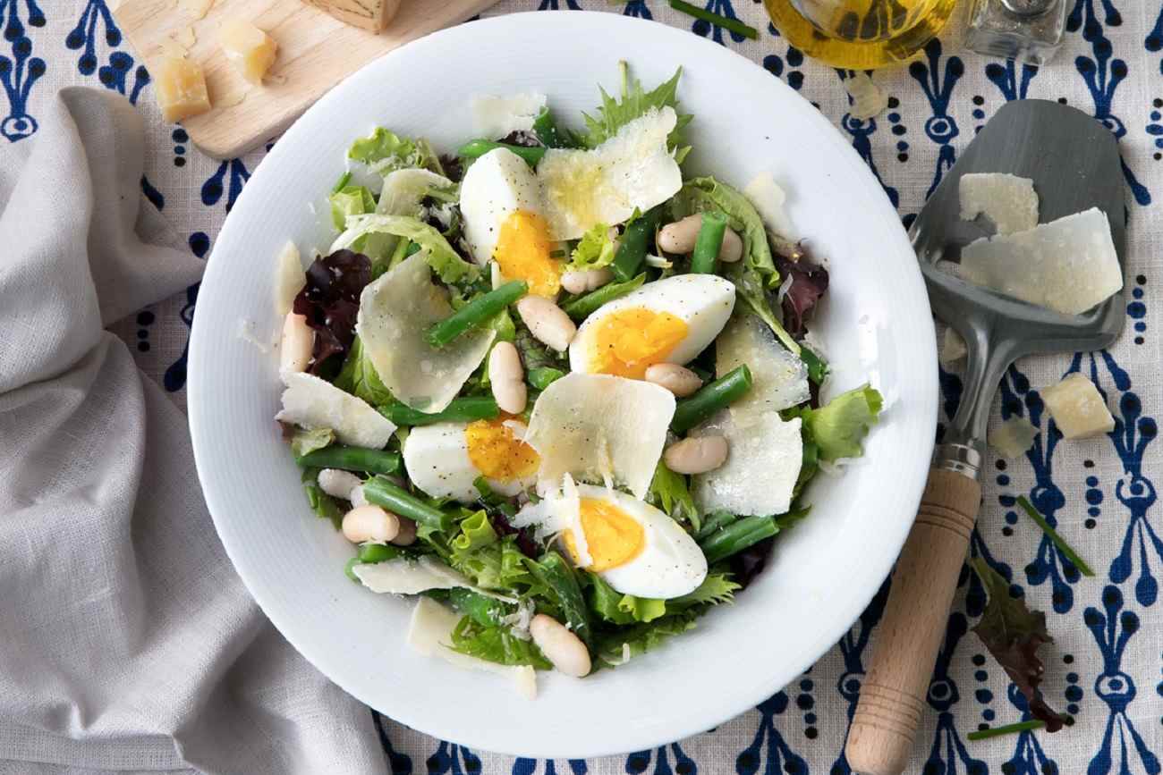 Insalatona Con Misticanza Con Fagioli Cannellini Fagiolini Uova Sode Erba Cipollina E Grana Padano Piatti Unici Ricette Con Formaggio