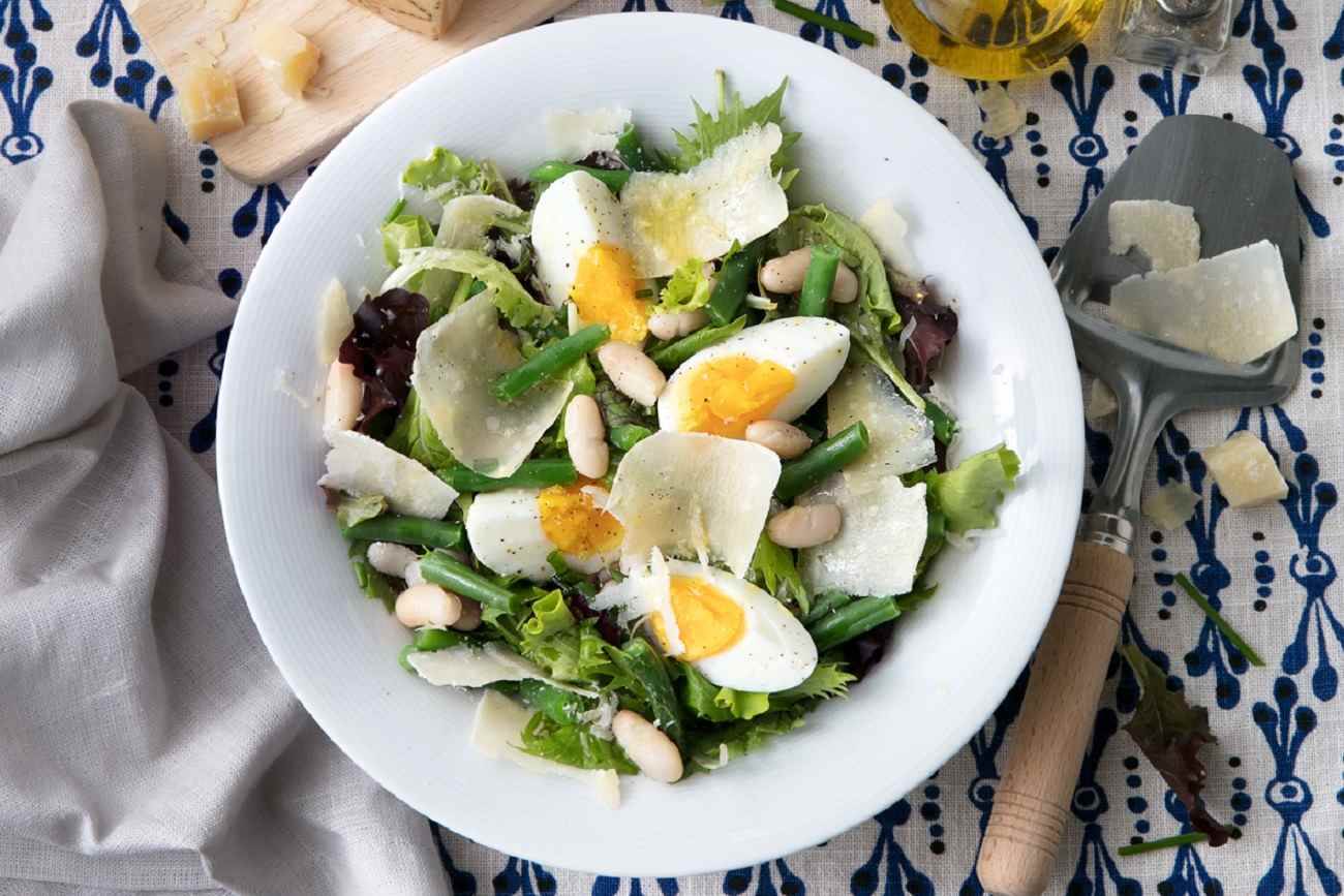 Salad with mixed greens, cannellini beans, green beans, hard-boiled eggs, chives and Grana Padano