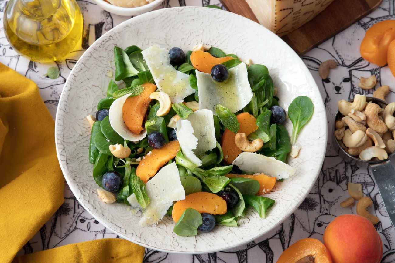 Bunte Salatschüssel mit Feldsalat, Aprikosen, Cashewkernen ...