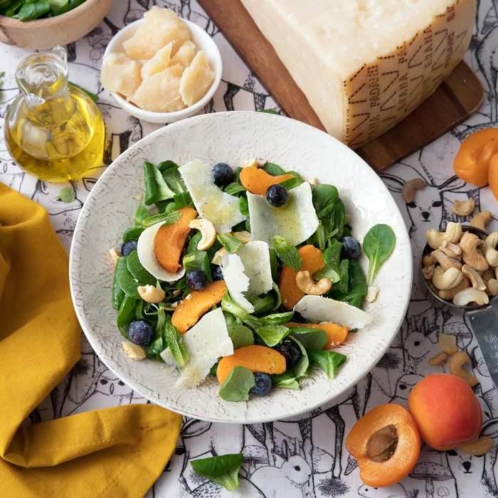 Salad with lamb’s lettuce, apricots, cashews, blueberries, mint and shavings of Grana Padano