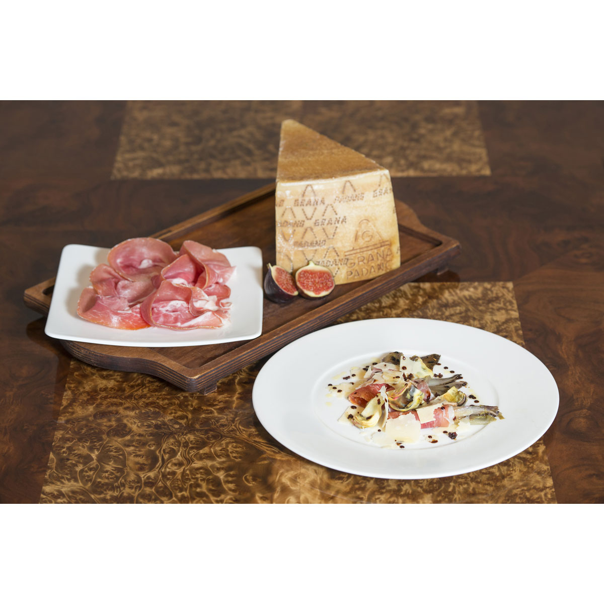 Involtini von Prosciutto di San Daniele und geschmortem Chicorée mit Salat von violetten Artischocken und Scaglie di Grana Padano 