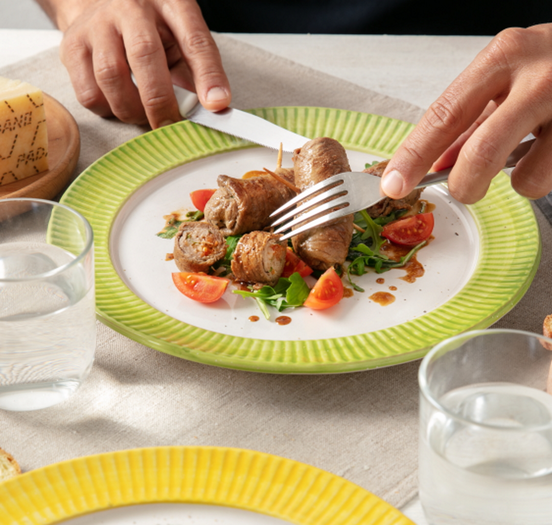 Sautierte Rouladen aus Rinder-Carpaccio, gefüllt mit Rohschinken, frischen Tomaten, Grana Padano und Rucola