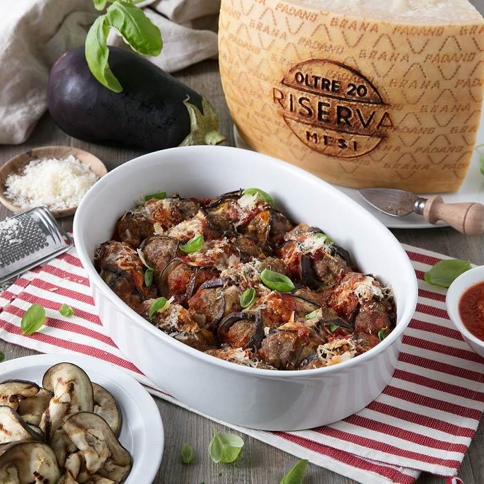 Auberginenröllchen in Tomatensauce, gefüllt mit Hackfleisch, Basilikum und Grana Padano Riserva