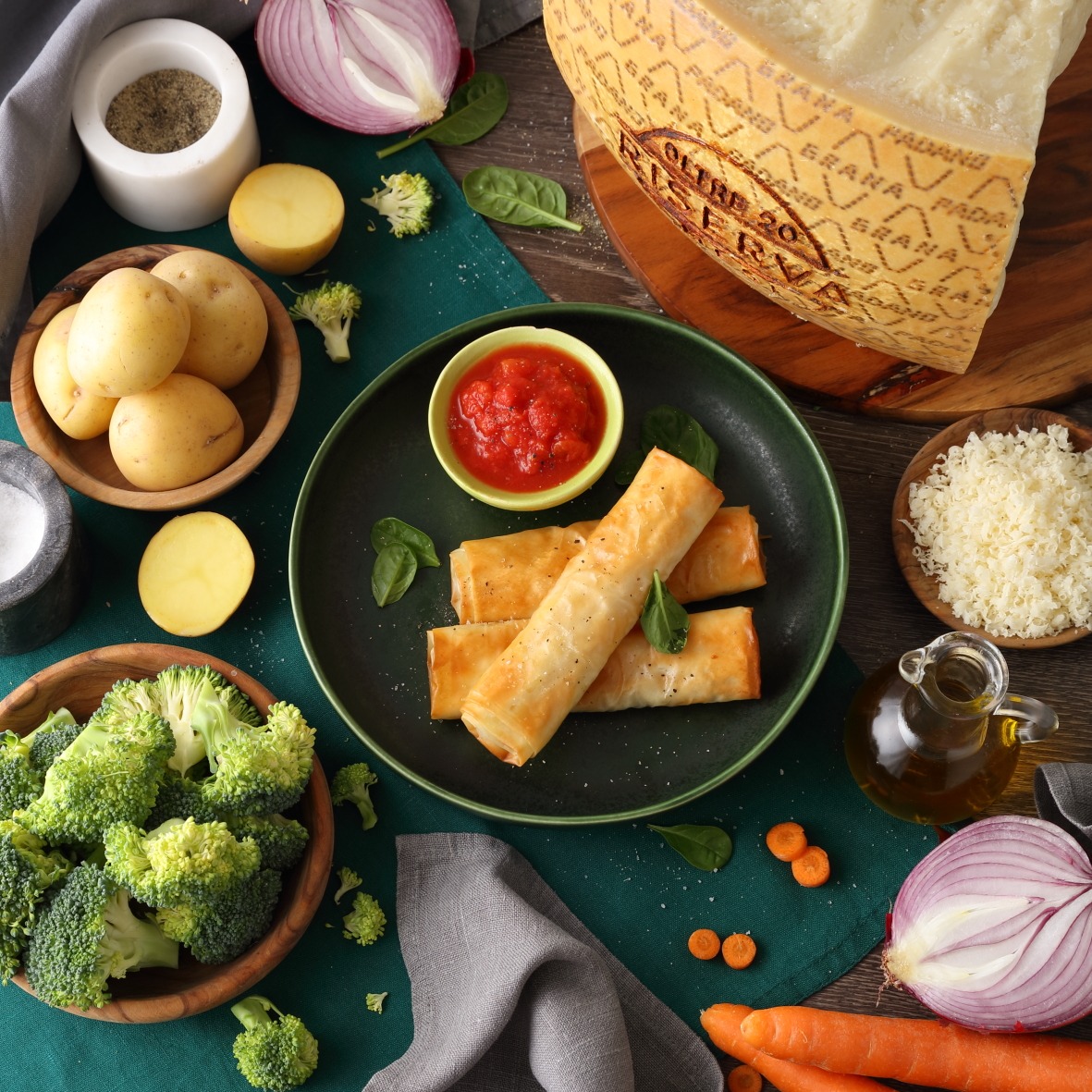 Gebackene Filoteigröllchen gefüllt mit Kartoffeln, sautiertem Gemüse der Saison, Grana Padano Riserva und pikanter Tomatensauce