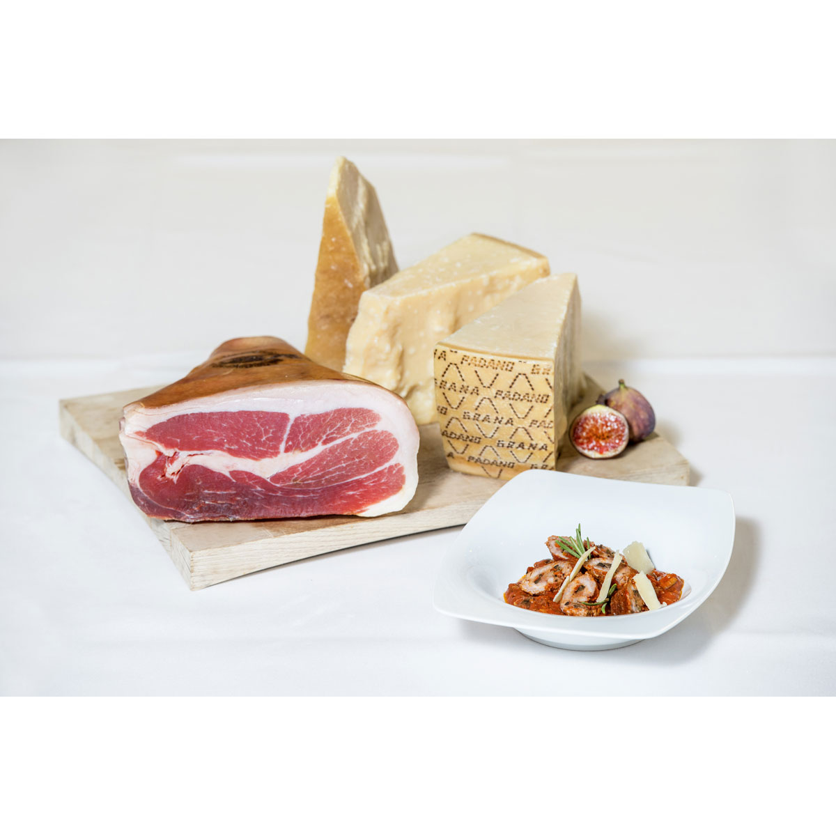 Italienische Kalbsrouladen mit Prosciutto di San Daniele Füllung im Tomaten–Olivensugo