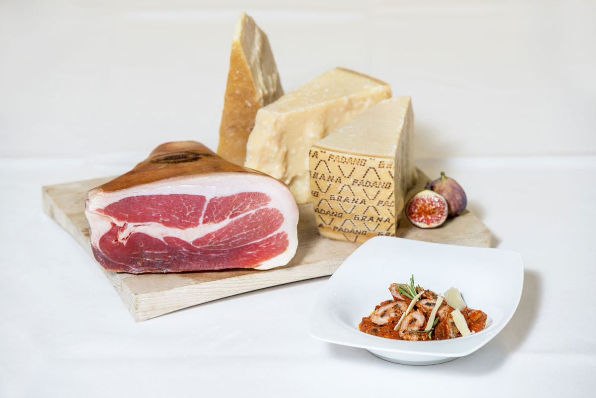 Italienische Kalbsrouladen mit Prosciutto di San Daniele Füllung im Tomaten–Olivensugo