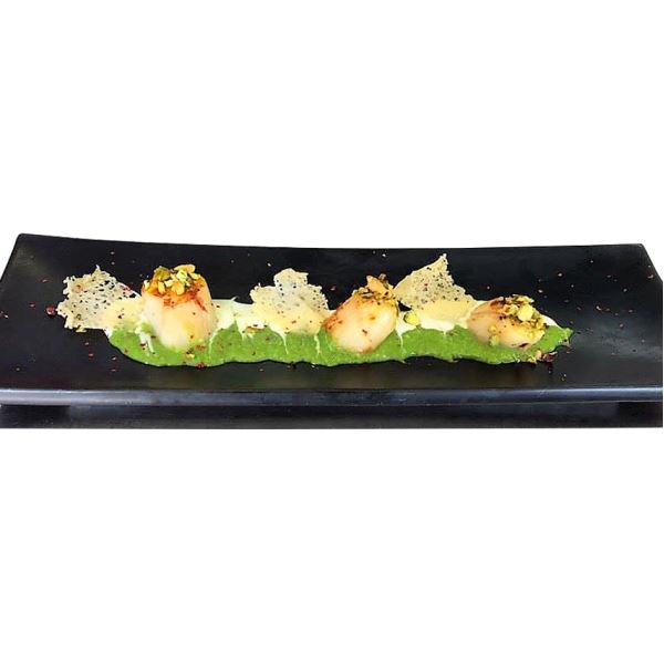 Capesante in crosta di pistacchi, crema di Grana Padano al lime, cialda e salsa di piselli