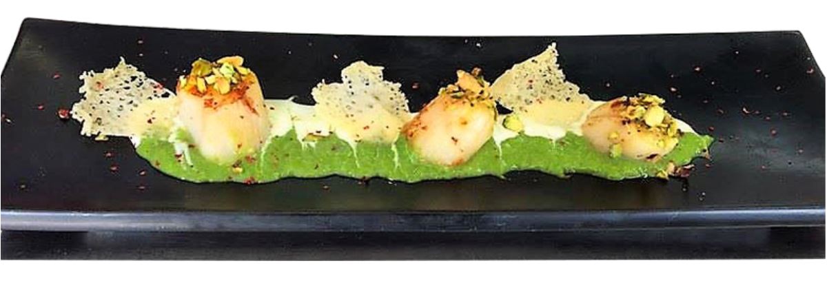 Capesante in crosta di pistacchi, crema di Grana Padano al lime, cialda e salsa di piselli
