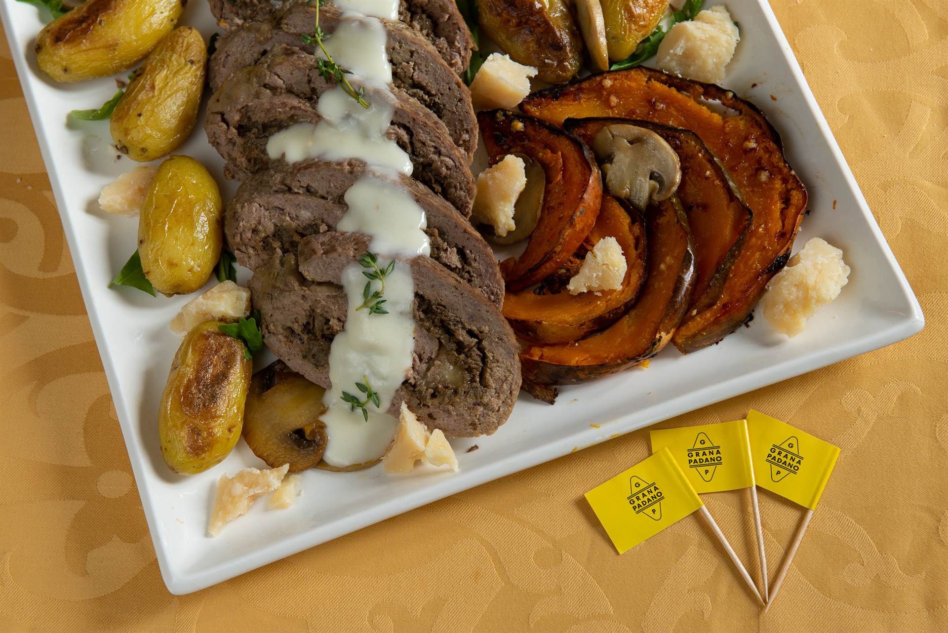 Hackbraten-roulade mit champignons und Grana Padano