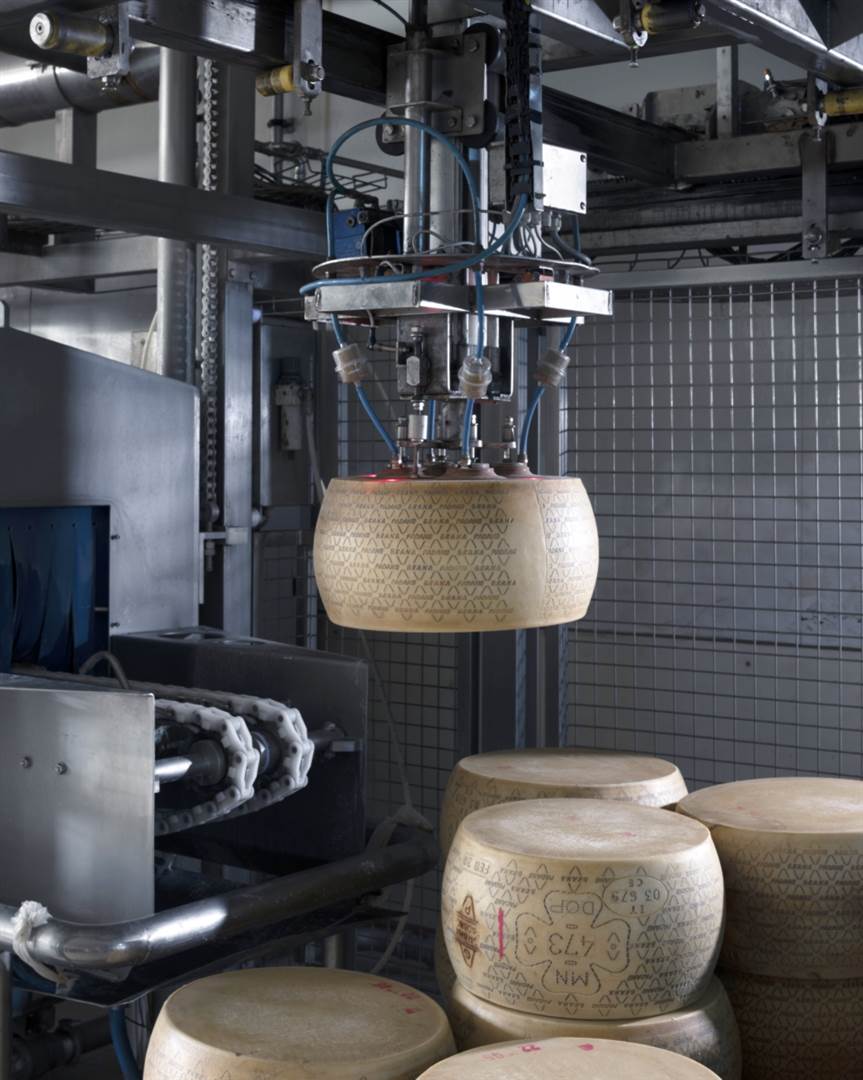 L’innovativa “lavatrice” per il lavaggio  &lt;br&gt; delle forme con il dettaglio del sollevatore