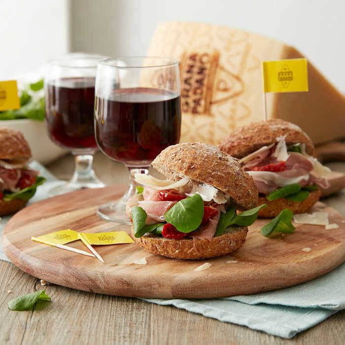 Lambrusco e panini ai cereali con scaglie di Grana Padano