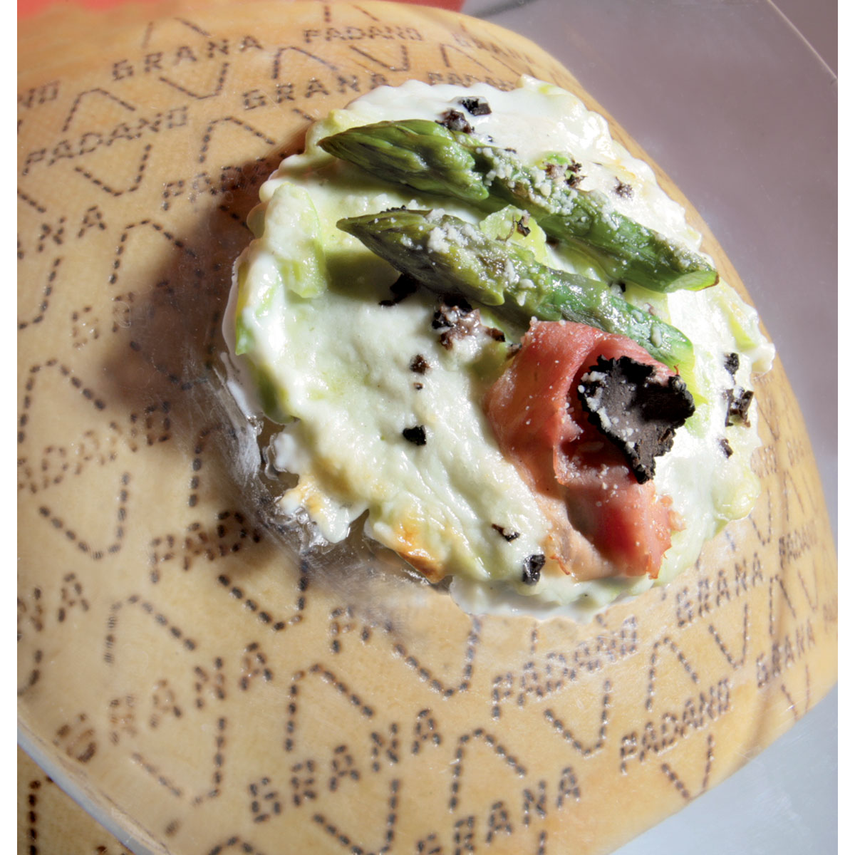 Lasagnette agli asparagi, tartufo nero, prosciutto e scaglie di Grana Padano DOP