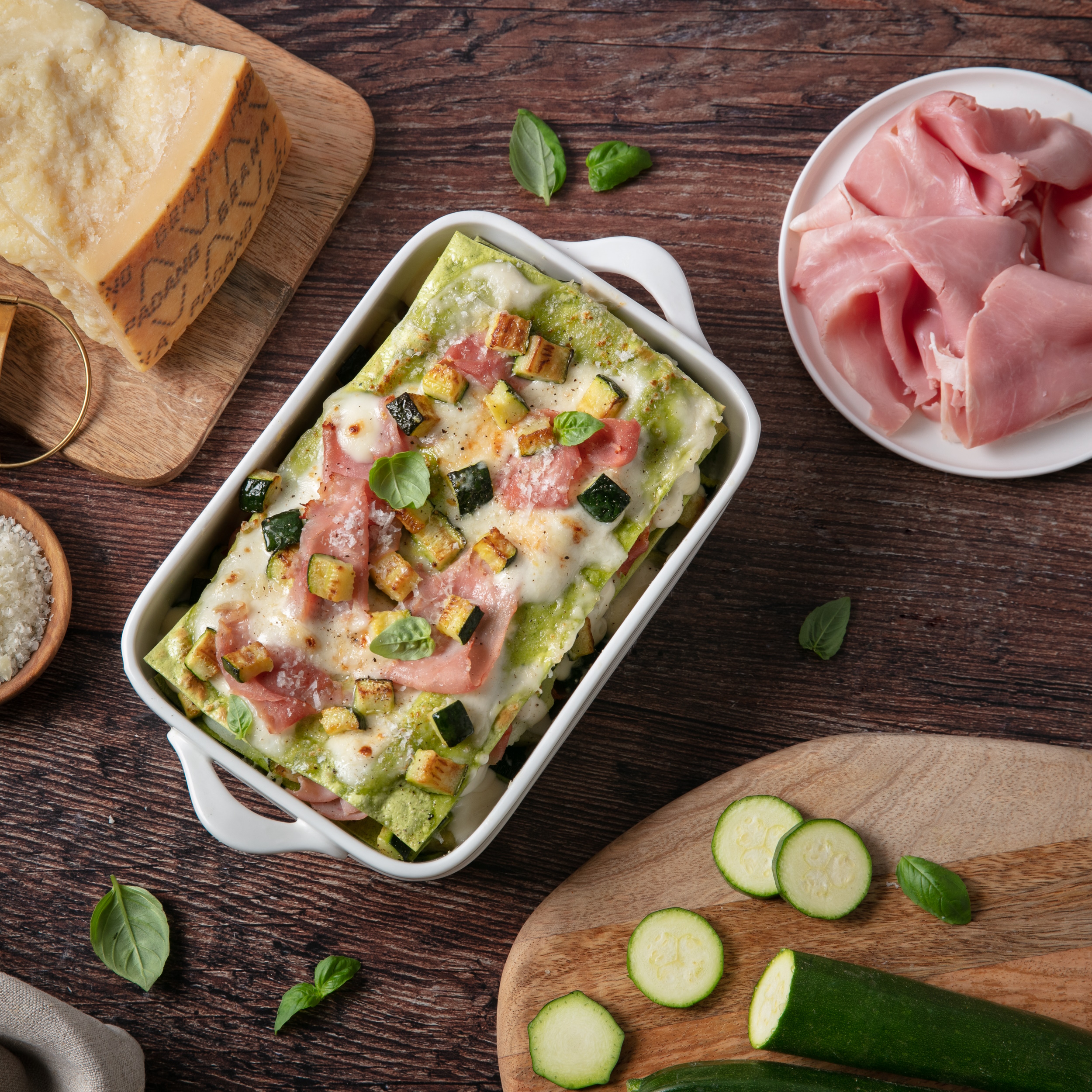 Lasagne verdi con besciamella, zucchine, prosciutto cotto e Grana Padano