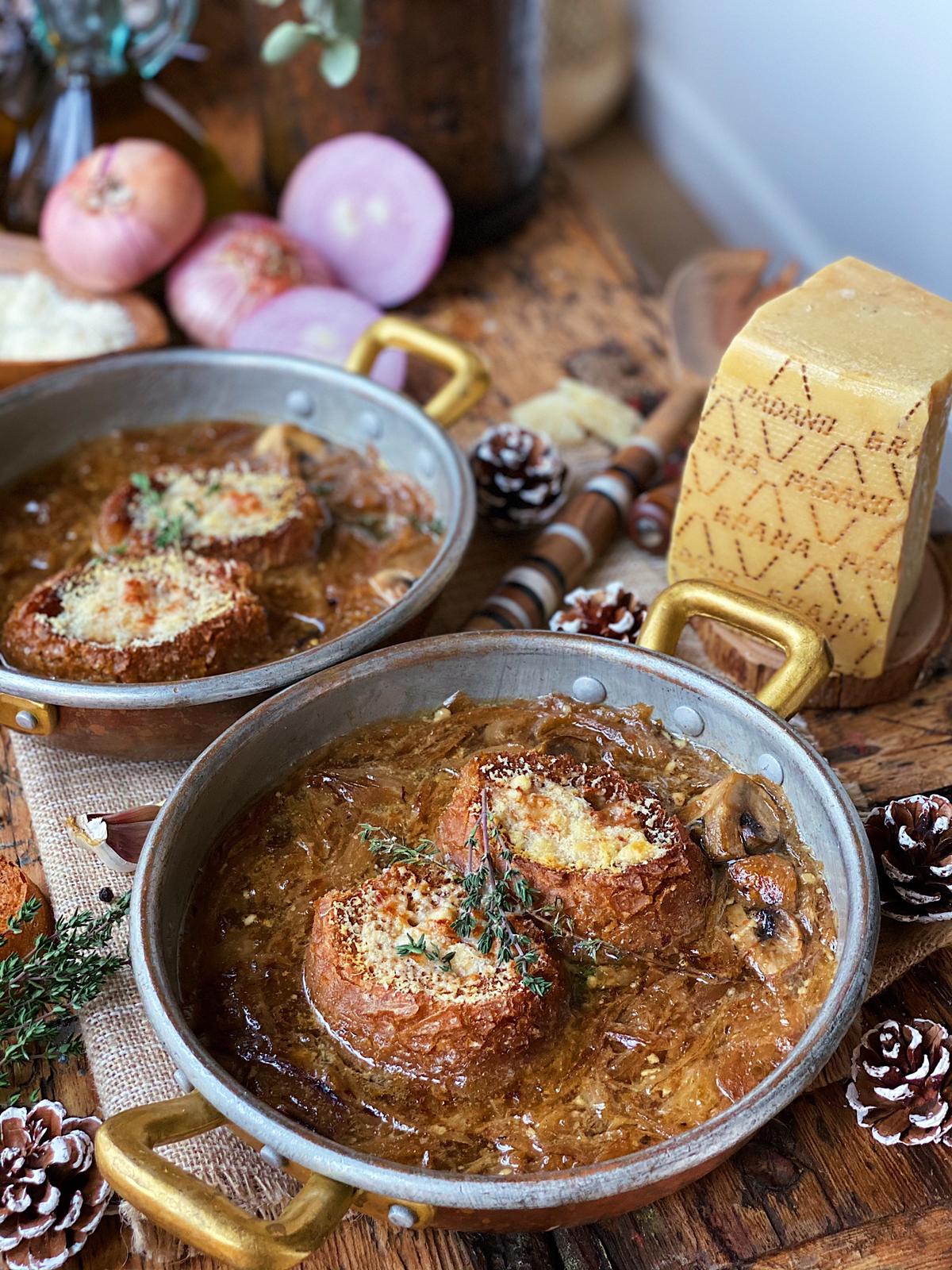 Sopa de cebolla con champiñones Portobello y Grana Padano 