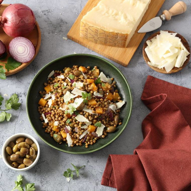 Salat aus Linsen, Kürbis, Roter Zwiebel, Oliven, Grana Padano und Petersilie