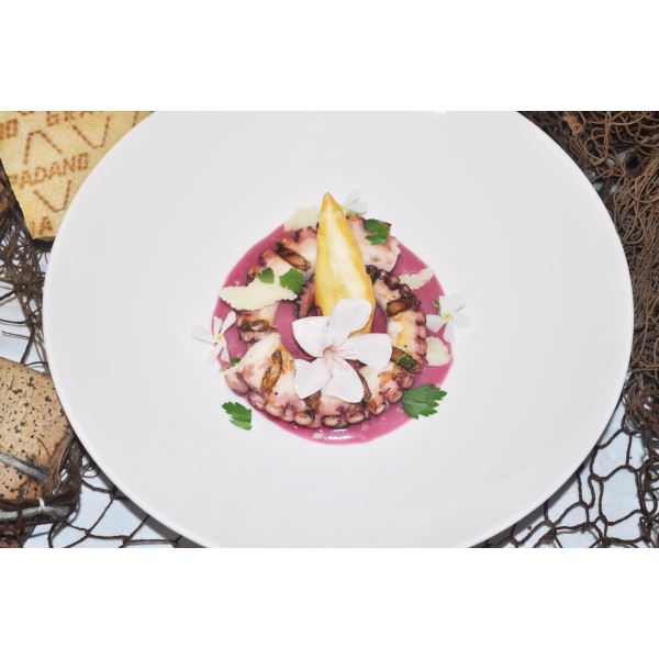 Tentacoli di polpo su vellutata rosa al Grana Padano