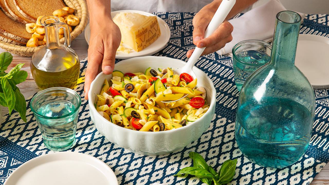 Penne-Salat mit Kirschtomaten, Zucchini, Pilzen, Oliven und Grana Padano