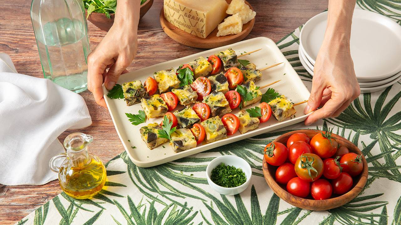 Diced omelette skewers, Grana Padano and tomatoes