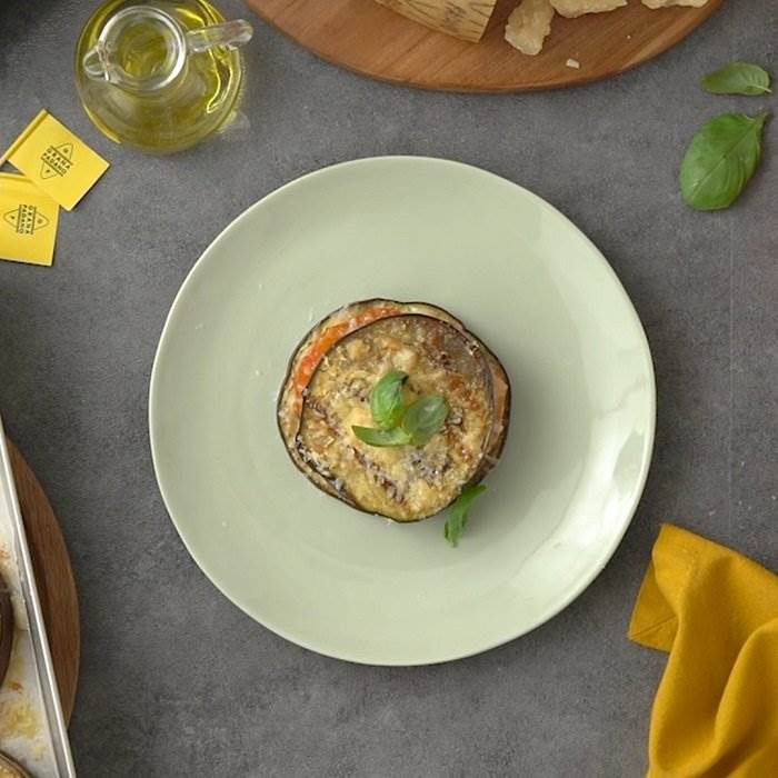 Auberginenscheiben, gefüllt mit Tomaten und Grana Padano Riserva