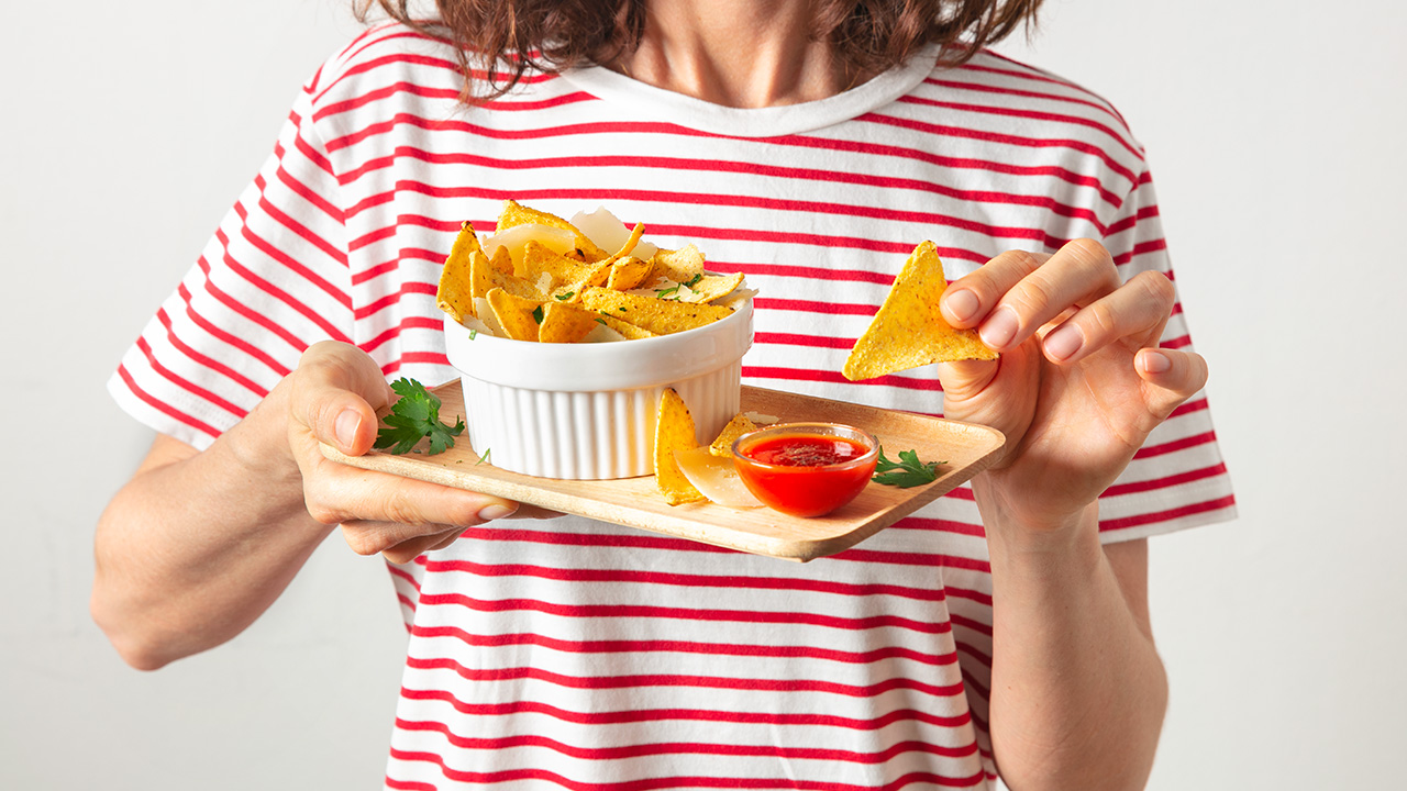 Mais-Nachos und Grana Padano mit scharfer Tomatensauce