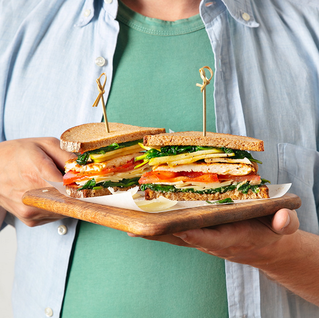 Turkey-Sandwich mit gegrilltem Putenfleisch, grünem Apfel, Tomaten und Grana Padano